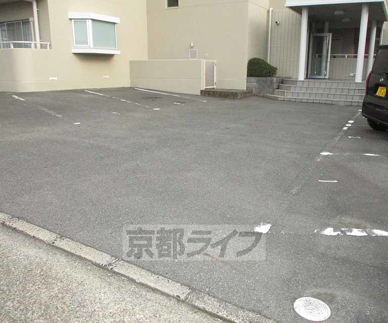 【壱番館の駐車場】