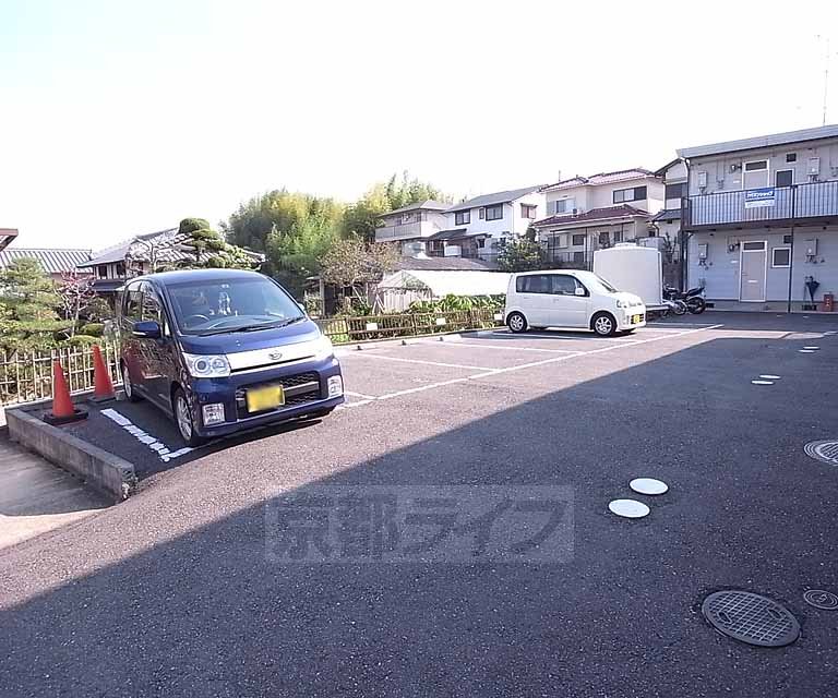 【京田辺市興戸御垣内のアパートの駐車場】