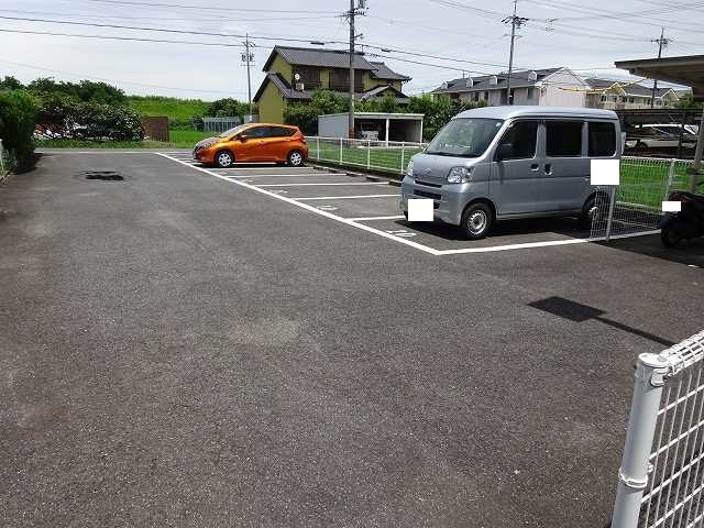 【三重郡朝日町大字縄生のアパートの駐車場】