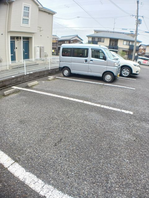 【ラフィネシャトレーII番館Ｂの駐車場】