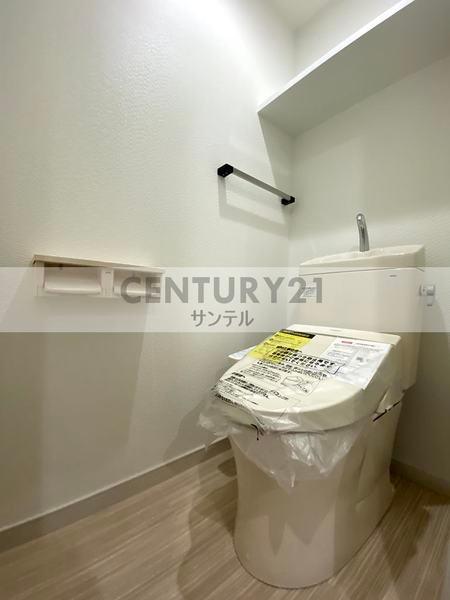 トイレ　階数によって床、建具の色が異なります。