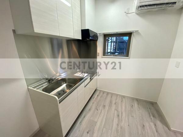 キッチン　階数によって床、建具の色が異なります。