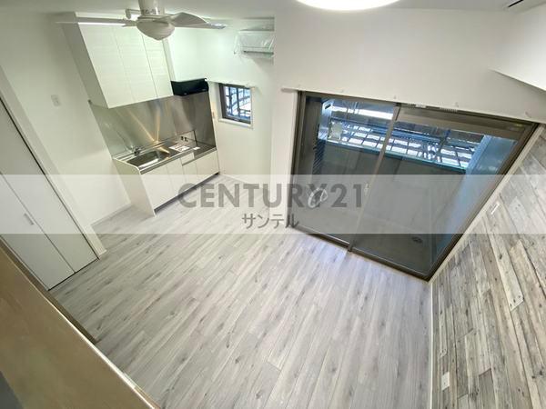 居室・リビング　階数によって床、建具の色が異なります。