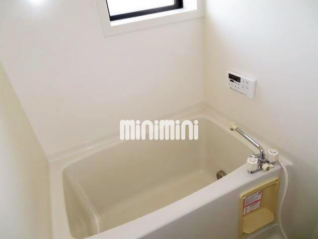 バス・シャワールーム　小窓のある浴室