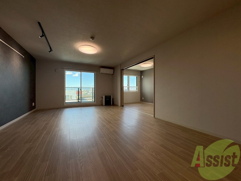 居室・リビング　木目のフローリングは落ち着きのある印象のお部屋になりますね。