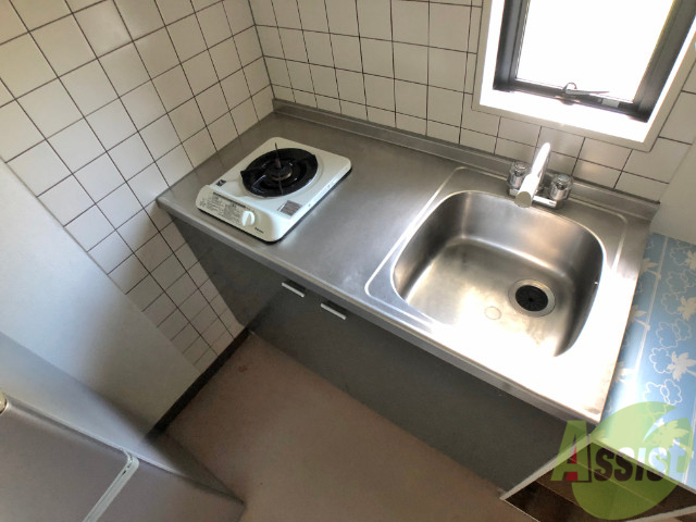 キッチン　シンプルなキッチンです。一人暮らしにはちょうどいいサイズ。