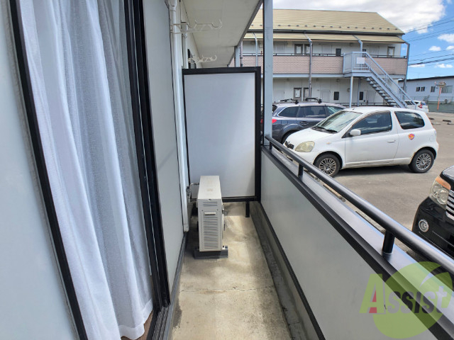 バルコニー　バルコニー。洗濯物がはかどりそうな広さがありますよ。