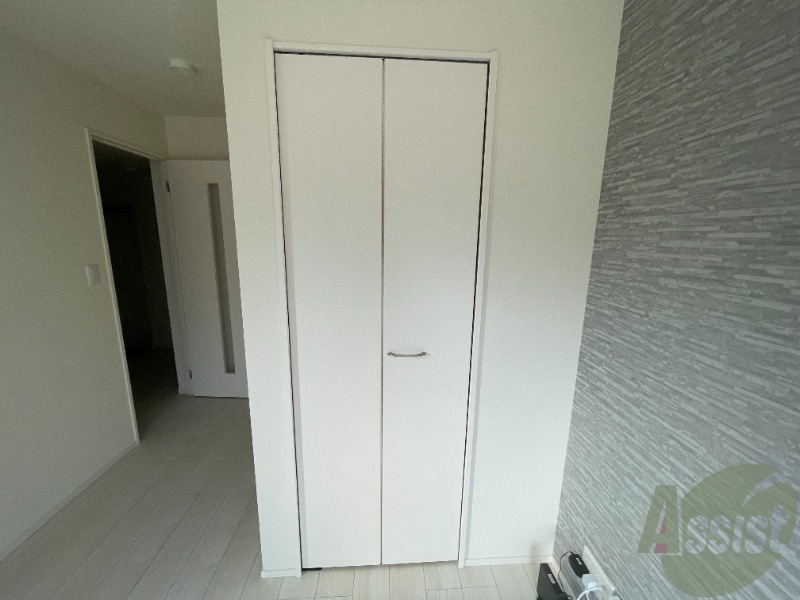 収納　洋室のクローゼットは一人暮らしにはちょうど良いサイズですね。