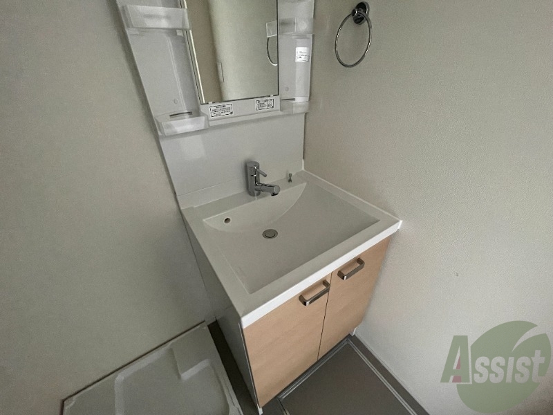 洗面設備　洗面台はシンプルなつくりで手入れがしやすそうですね。