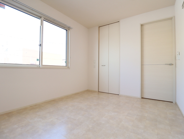 その他部屋・スペース　落ち着いた色調の寝室です