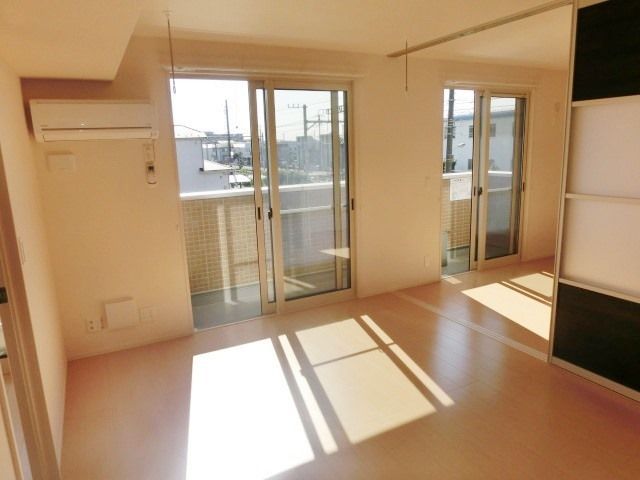 居室・リビング　フローリング張り明るい洋室からＬＤＫです。