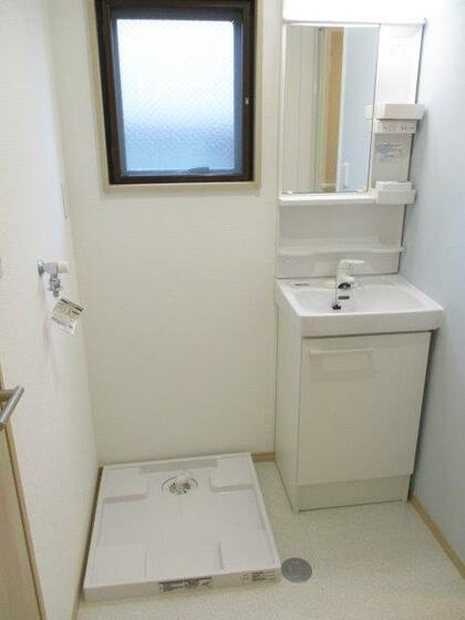 洗面設備　窓があるので明るい洗面所