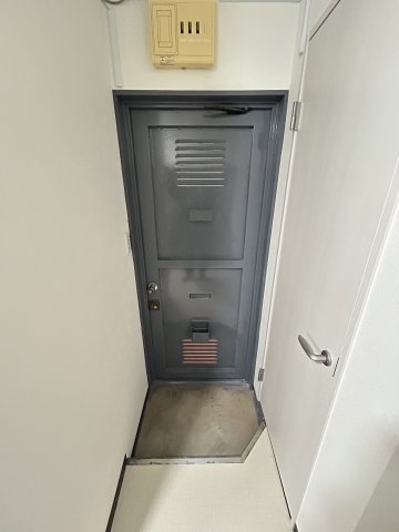 玄関　こちらのリビングで趣味の時間をお楽しみください