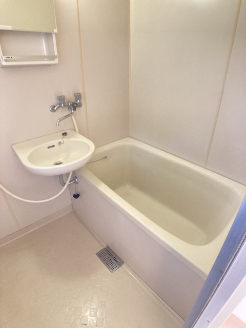 バス・シャワールーム　※補修前の参考画像の為、設備等は現況優先。