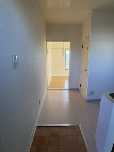 玄関　※補修前の参考画像の為、設備等は現況優先。