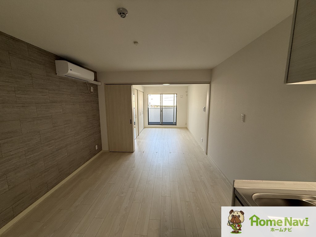 居室・リビング　エアコン付。インターネットが無料で使えます。