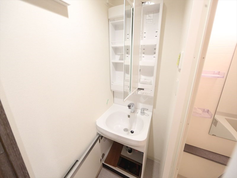 洗面設備　脱衣所　独立洗面台（シャンプードレッサー付）収納スペース有