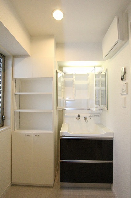 洗面設備　３面鏡洗面化粧台・収納棚付