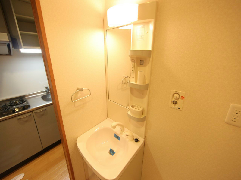 洗面設備　脱衣所　独立洗面台（シャンプードレッサー付）収納スペース有