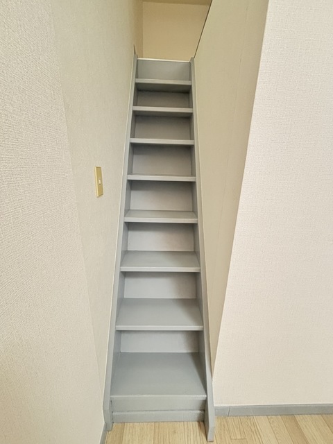 居室・リビング　ロフトへの階段