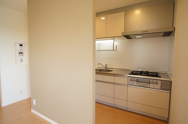 キッチン　システムキッチンは3口ガスコンロ・グリル付き