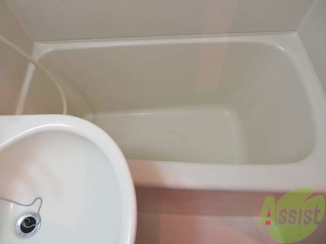 バス・シャワールーム　お風呂です。肩までゆっくりと浸かることができます。