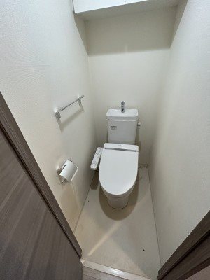 トイレ　落ち着いた色調のトイレです