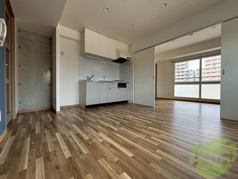 居室・リビング　リビングです。木目のフローリングが落ち着きますね。