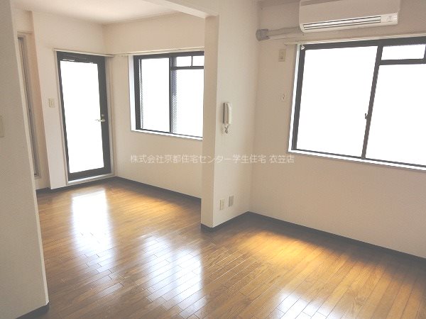 居室・リビング　同物件別部屋