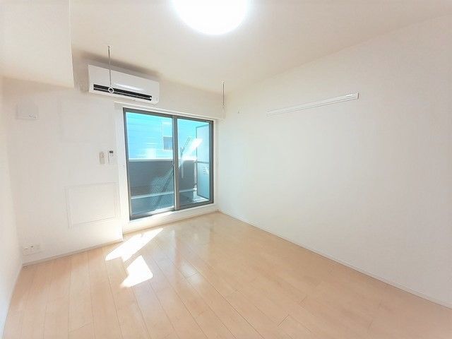 居室・リビング　大きな下駄箱に鏡も付いています。