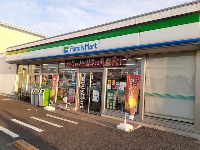 コンビニ　ファミリーマート（コンビニ）まで120m