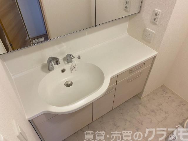 バルコニー　鏡の大きなシャンプードレッサー♪
