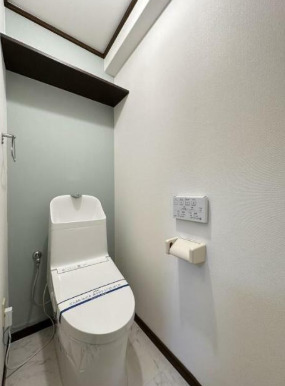トイレ　落ち着いた色調のトイレです