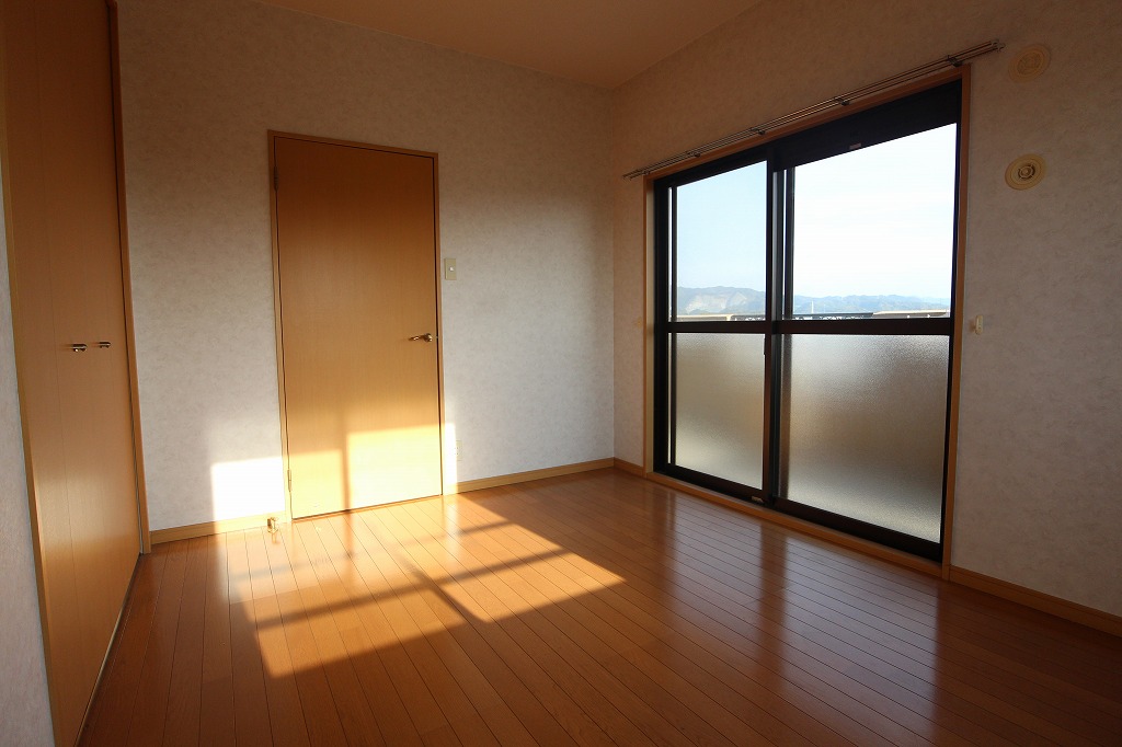 その他部屋・スペース　リビング横の洋室も日当たり良好です。