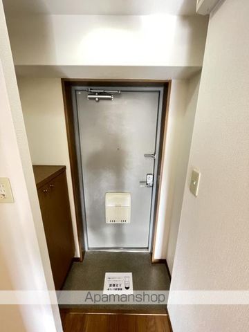地下鉄谷町線 中崎町駅 徒歩9分 8階建 築31年の玄関写真