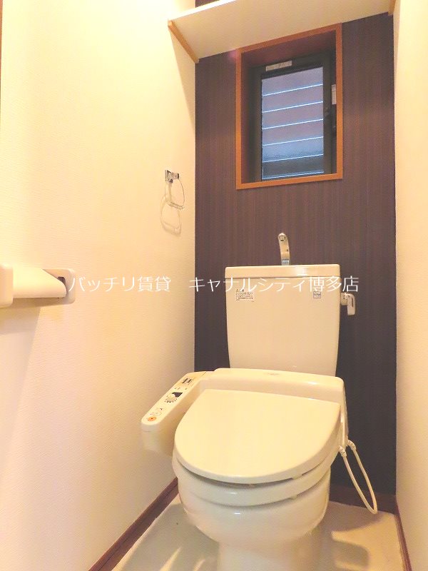 地下鉄七隈線 渡辺通駅 徒歩10分 2階建 築24年のトイレ写真