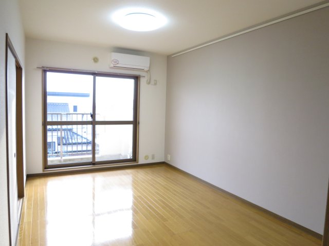 居室・リビング　南向きで明るいリビング