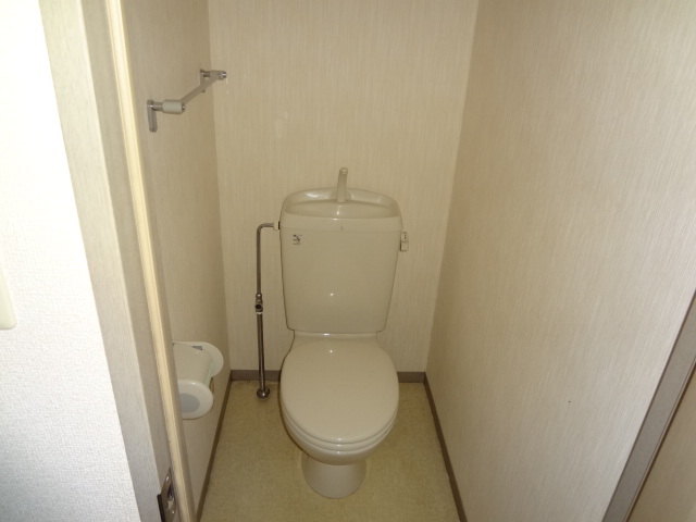 西武有楽町線 新桜台駅 徒歩4分 2階建 築27年のトイレ写真