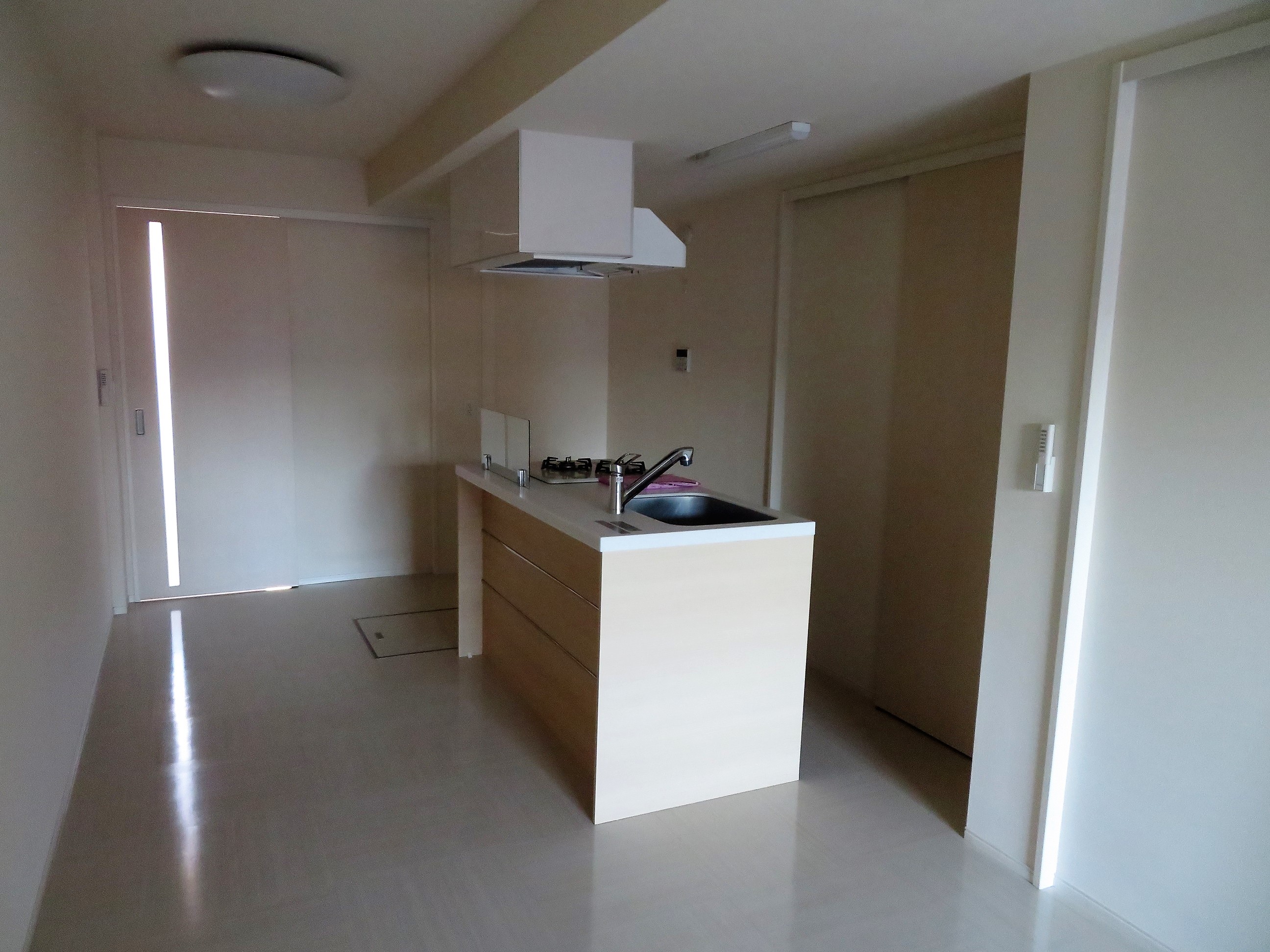 居室・リビング　広々とした10帖のリビングです。アイランドキッチンがあります