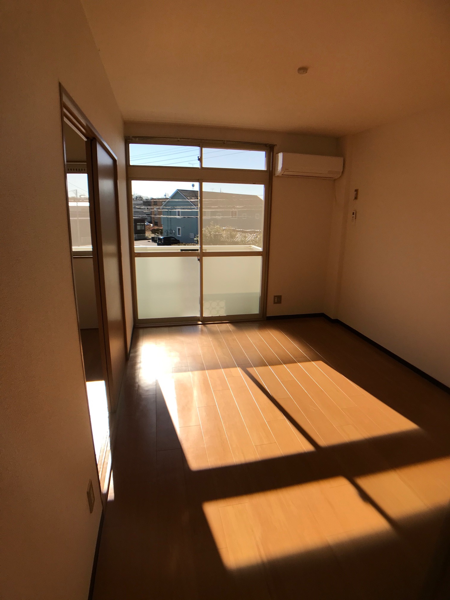 居室・リビング　日当り良好なリビング　なんだか眠くなる