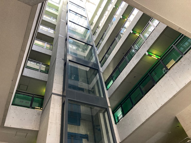 その他設備　吹き抜けのエレベーターホール