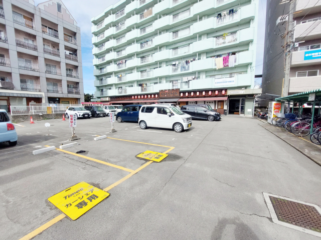 【松山市宮田町のマンションの駐車場】