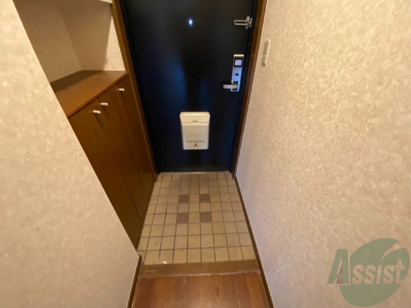玄関　玄関になります。きれいで広々してますね。