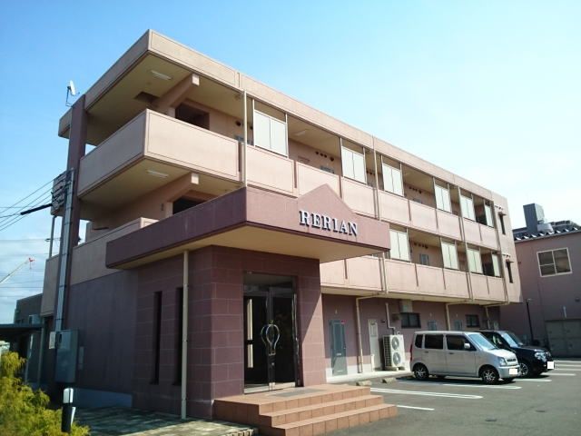 福井市高柳のマンションの建物外観