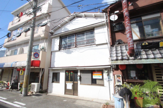神戸市兵庫区三石通のアパートの建物外観