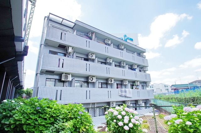 【川崎市多摩区菅城下のマンションの建物外観】