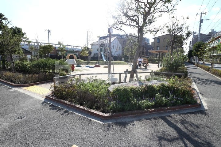 【市川市本行徳のマンションの公園】