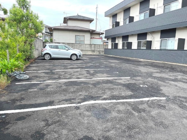 【郡山市富田町のアパートの駐車場】