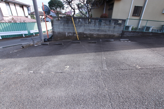 【横浜市保土ケ谷区仏向町のアパートの駐車場】