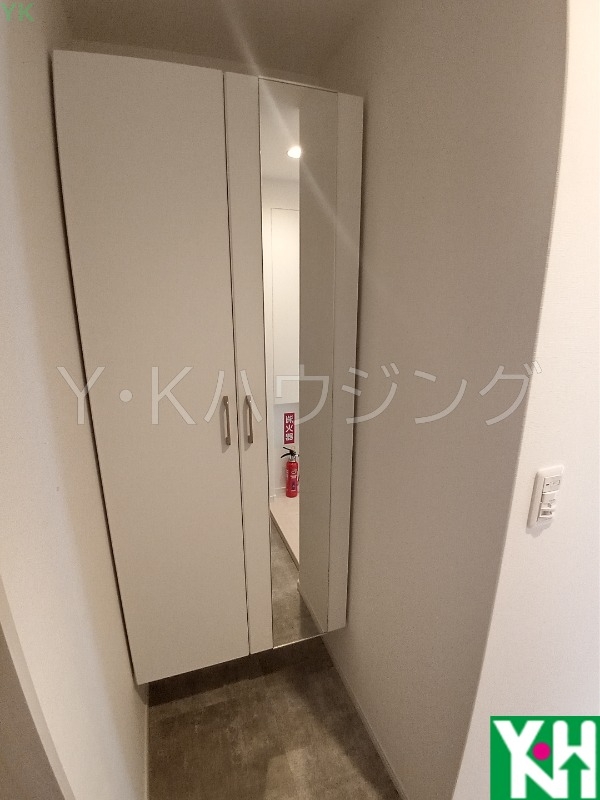 【T&R Apartmentの玄関】